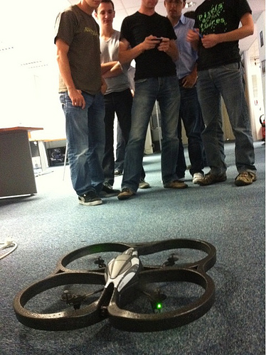 Prise en main de l’@ardrone - Le bilan ? Des yeux qui pétillent et l’envie de recommencer ! :) #onrestedegrandsenfants
