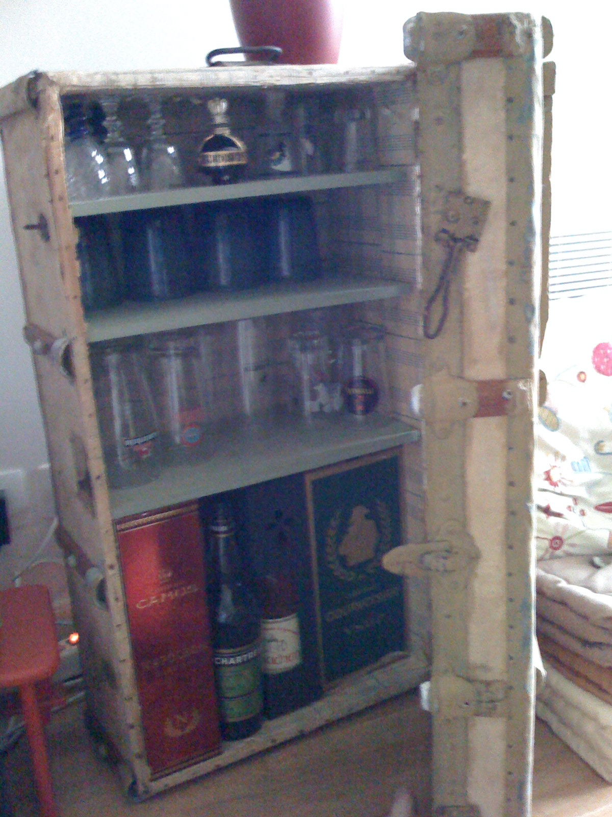 Featured image of post Une vieille malle de voyage, deux planches et un peu d'alcool...